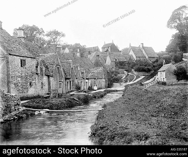 ARLINGTON ROW, Bibury, Gloucestershire. Looking up the well-known row of Cotswold stone cottages on the river Coln. These were converted into dwellings in the...