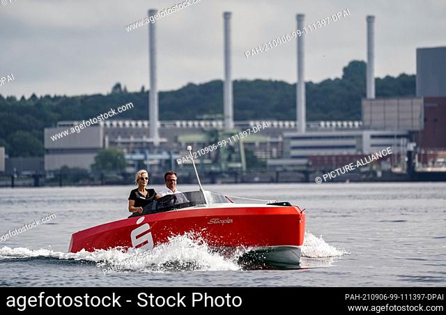 06 September 2021, Schleswig-Holstein, Kiel: Inken Kuhl and Holger Thielen from the Förde Sparkasse drive one of the first two e-pedal boats across the Kiel...