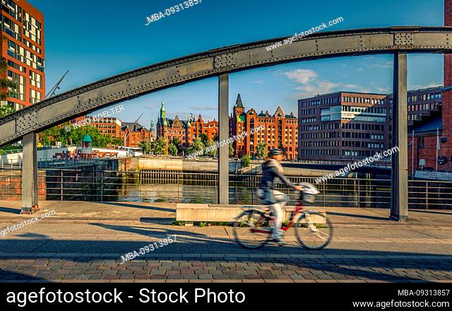 Germany, Hamburg, Elbe, harbor, Hafencity, bridge, Busan Bridge, cyclist