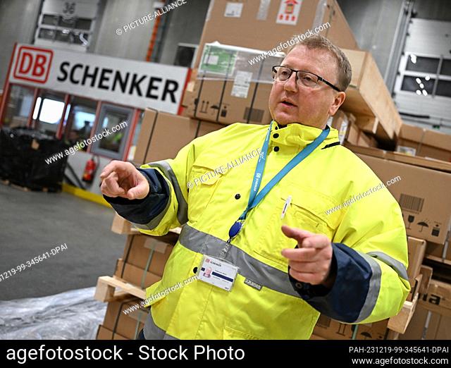PRODUCTION - 07 December 2023, Hesse, Frankfurt/Main: Martin Kuberczyk, Team Leader Check In at DB Schenker, stands in the logistics company's air freight hall...