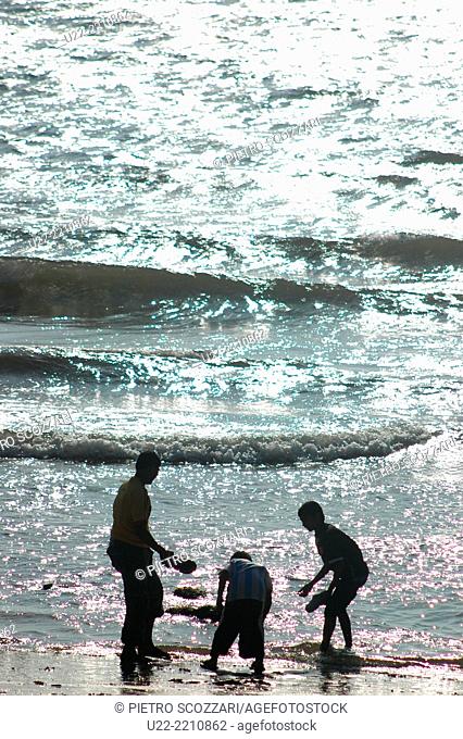 Anjuna, Goa, India: Indian tourists at the beach