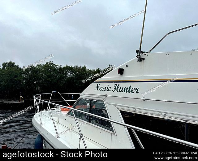 26 agosto 2023, Gran Bretaña, Drumnadrochit: Un barco llamado "Nessie Hunter" está anclado en Loch Ness. En Escocia el sábado comenzó lo que se cree que es la...