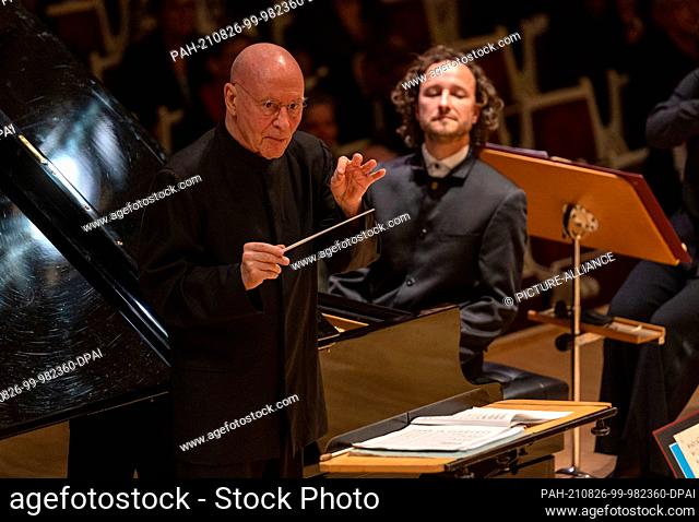 26 August 2021, Berlin: Martin Helmchen (r) plays the piano at the anniversary concert celebrating the 200th anniversary of the Konzerthaus am Gendarmenmarkt