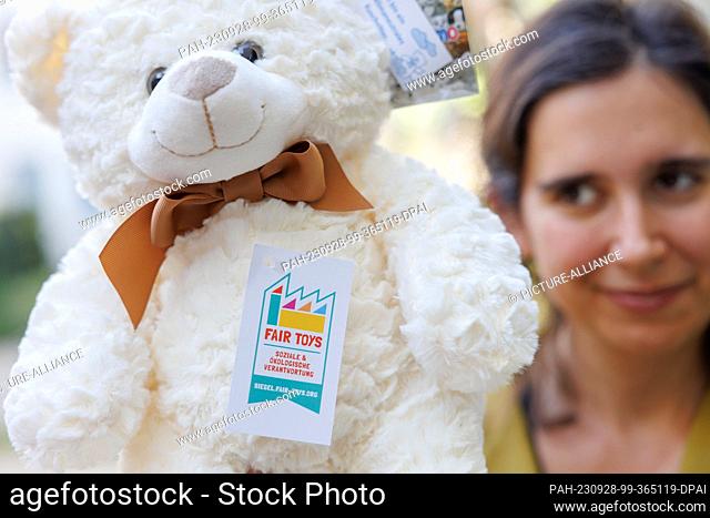 28 September 2023, Bavaria, Nuremberg: Josephine Dransfeld from the plush toy factory Heunec holds a plush bear in her hands that is marked with the Fair Toys...