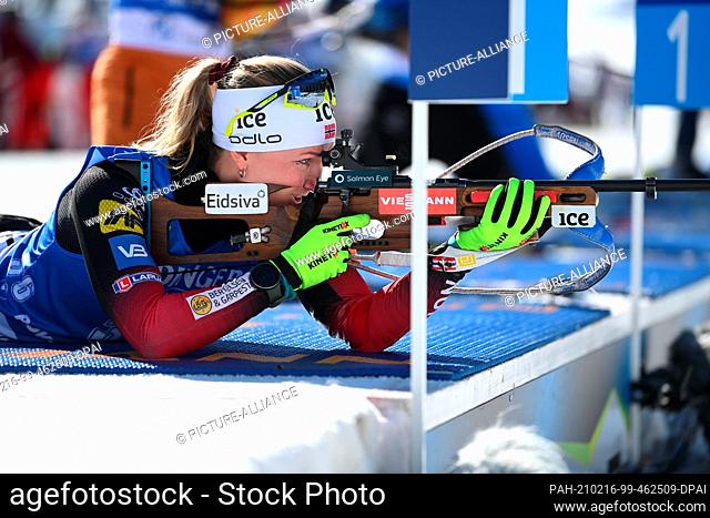 16 February 2021, Slovenia, Pokljuka: Biathlon: World Championship, individual 15 km, women: Marte Olsbu Röiseland from Norway is lying at the shooting range...