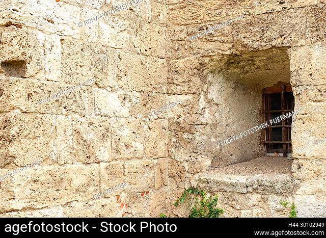 Fenster - mächtige Mauer in der Burg Tittmoning