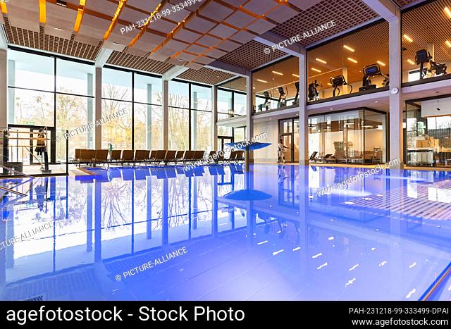 PRODUCTION - 15 December 2023, Hesse, Bad Nauheim: The water in the thermal pool of the ""Sprudelhof Therme"" lies untouched and empty before its opening