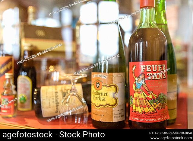 06 May 2023, Brandenburg, Lübbenau: In a glass display case are various alcoholic beverages, including the Bulgarian red wine ""Fire Dance"" (r)