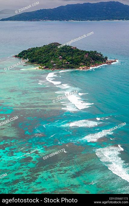 Luftaufnahme der Ile Ronde bei Praslin, Seychellen. Aerial view of the small island Ile Ronde near Praslin, Seychelles in the Indian Ocean