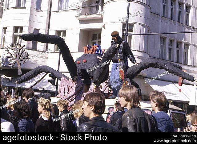 Demonstration in Berlin versus the meeting of the IMF, International Monetary Fund and World Bank in September 1988, demonstrators on the Strasse des 17