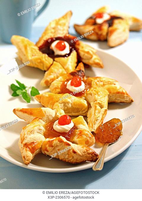 Puff pastry windmills with jams