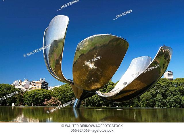 Floralis Generica giant flower sculpture by Eduardo Catalano, Plaza de las Naciones Unidas, Recoleta, Buenos Aires, Argentina