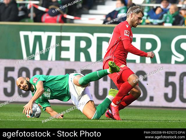 08 February 2020, Bremen: Football: Bundesliga, 21st matchday: Werder Bremen - 1st FC Union Berlin at the Weser Stadium. Werders Ömer Toprak (l) fights for the...