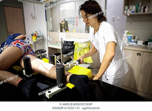 Reportage dans un centre de radiologie en Haute-Savoie. A technician carries out a dynamic x-ray of the knee following a ruptured ligament