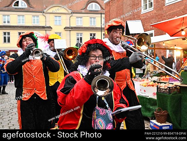 10 December 2022, Brandenburg, Potsdam: Musicians play at the arrival of Sinterklaas at the Sinterklaasfest in the Dutch Quarter