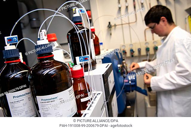 20 September 2019, Bavaria, Munich: A laboratory employee in the laboratory of the Bavarian State Criminal Police Office (LKA) examines a sample with a...