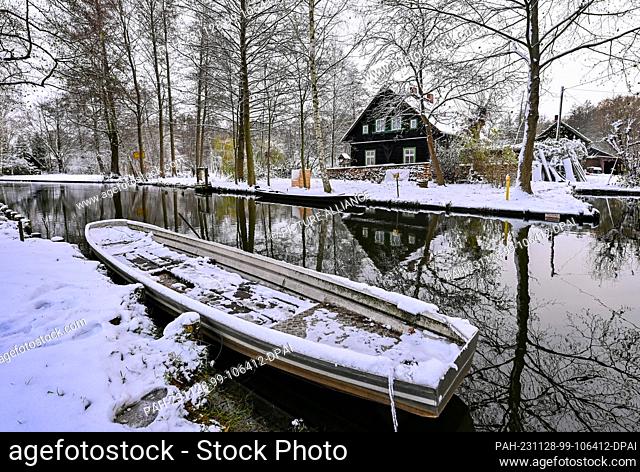 28 November 2023, Brandenburg, Lübbenau: Snow lies on a river (waterway) in the Spreewald near Lübbenau. Where many tourists come to see and enjoy the unique...