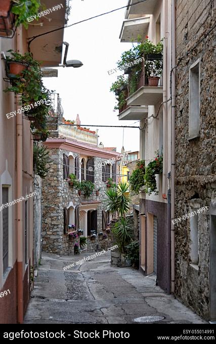 Orgosolo ist eine Gemeinde in der sardischen Provinz Nuoro in Italien und ist bekannt für seine über 150 Wandgemälde/Graffitis/Murales im gesamten Stadtgebiet...