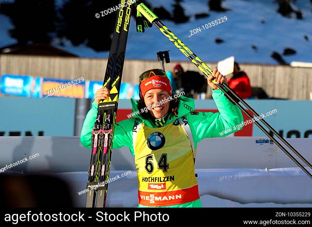 Laura Dahlmeier (SC Partenkirchen) jubelt über Sprint-Silber bei der IBU Biathlon WM Hochfilzen 2017 - Sprint Frauen