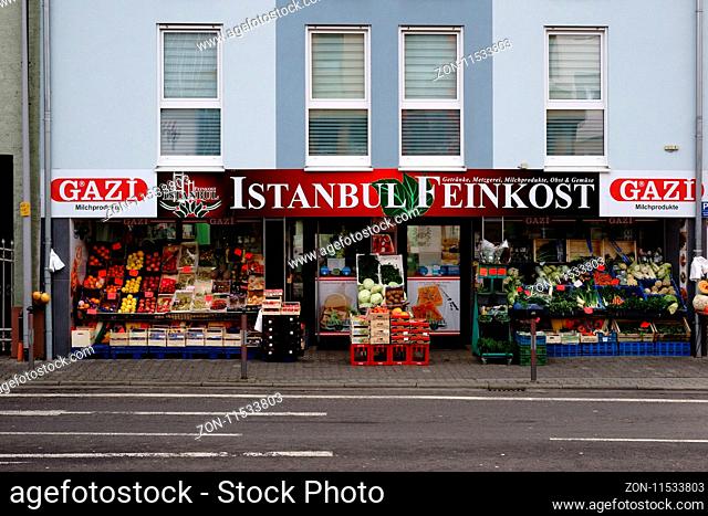 Griesheim, Deutschland - Dezember 02, 2017: Die Verkaufsstände und Obst- und Gemüseauswahl des Obst und Gemüsehändlers Istanbul Feinkost am 02