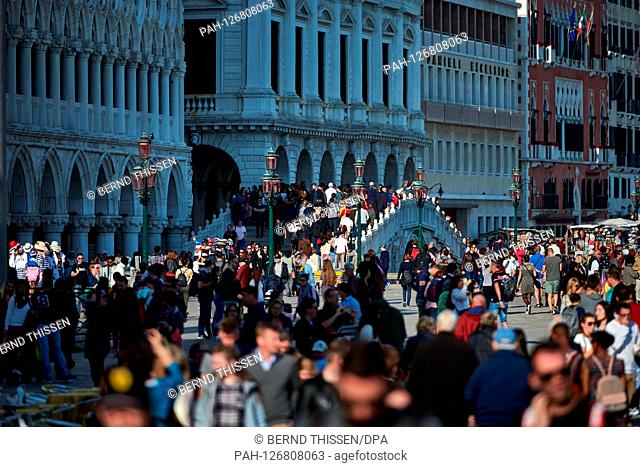 08.05.2019, Italien, Venedig: Touristenströme vor dem Dogenpalast (l) | usage worldwide. - Venedig/Venetien/Italy