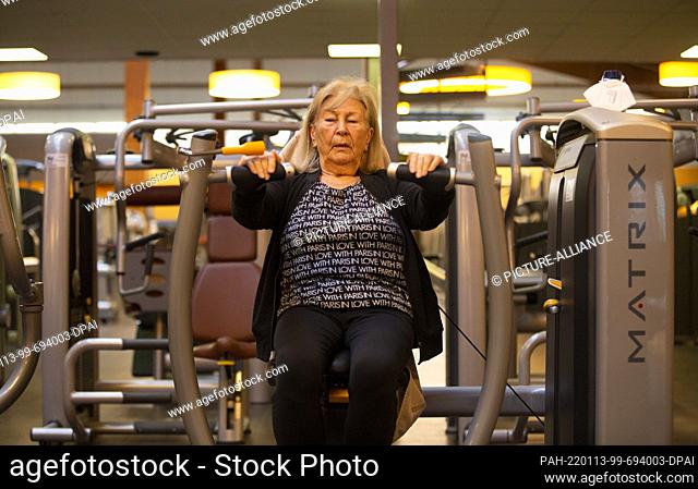 13 January 2022, North Rhine-Westphalia, Frechen: Renate Kuhlen (80) keeps fit with strength training in a gym. In North Rhine-Westphalia