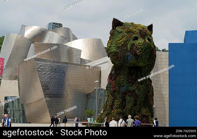 Hund aus Pflanzen bewacht den Eingang zum Guggenheim Museum in Bilbao, 30.5.2015, Foto: Robert B. Fishman