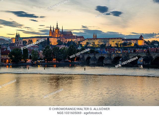 Moldau, Karlsbrücke und Kleinseite mit Hradschin und Veitsdom, Prag, Böhmen, Tschechien, Europa