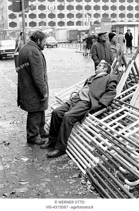 Eighties, black and white photo, Rhenish carnival, Rose Monday parade 1981, alcoholism, after finishing the parade an older man with a duncecap lies drunken on...