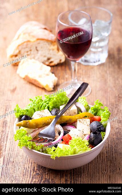 griechischer Salat mit Oliven