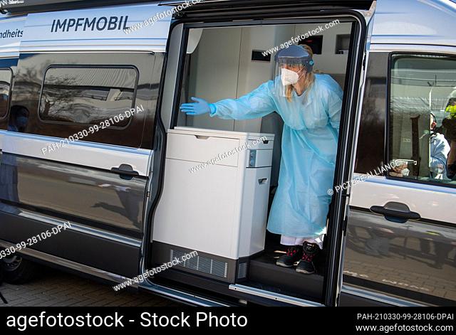 30 March 2021, Saxony, Zwickau: Nicole Walther, a company doctor at Volkswagen Saxony, asks the next employee to be vaccinated in the vaccination mobile on the...