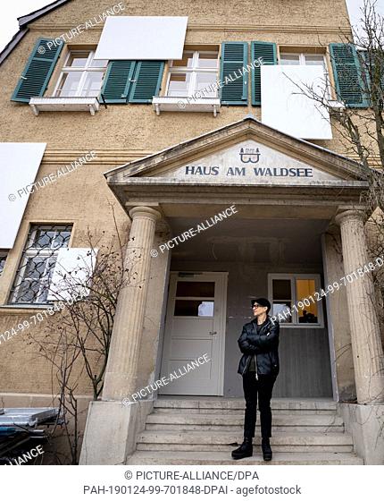 24 January 2019, Berlin: The sculptor Karin Sander stands in front of the house at the Waldsee. The villa in Zehlendorf, built in 1922