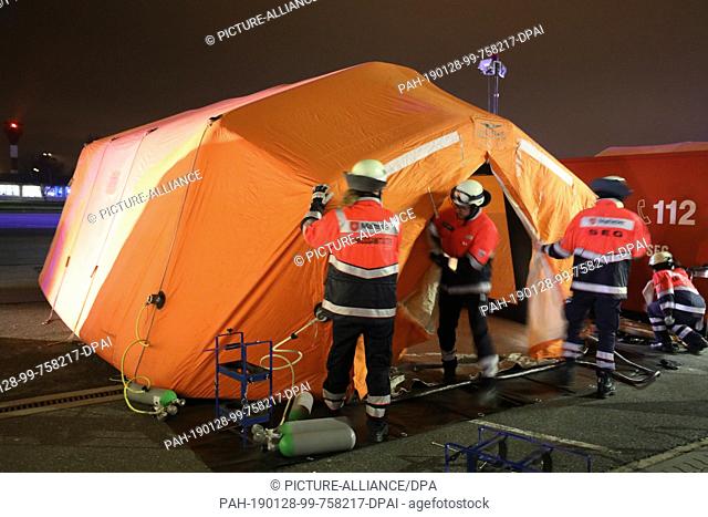 28 January 2019, Mecklenburg-Western Pomerania, Rostock: Rescue teams set up tents in the seaport before the start of a major exercise