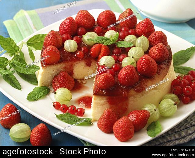 Cheesecake tart with strawberries, red currants and gooseberries