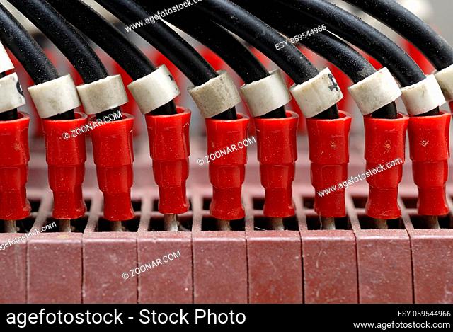 Steckerleiste mit roten Steckern