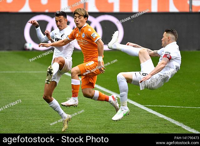 v.re Jeffrey GOUWELEEUW (Augsburg), Ritso DOAN (BI), Robert GUMNY (FC Augsburg), action, duels. Soccer 1. Bundesliga season 2020/2021, 29th matchday, matchday29