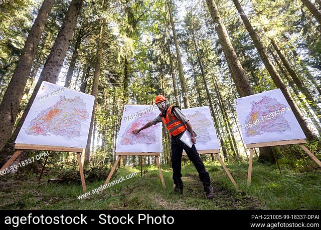 05 October 2022, Baden-Württemberg, Herbertingen: A participant in a Forst BW press event on the topic of timber harvesting explains diagrams in a forest plot