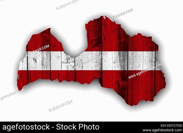Karte und Fahne von Lettland auf verwittertem Holz - Map and flag of Latvia on weathered wood