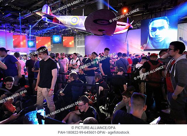 21 August 2018, Germany, Cologne: Visitors to Gamescom 2018 are waiting to play the video game ""Battlefield 5"". For the tenth time the Computer Spielemesse...