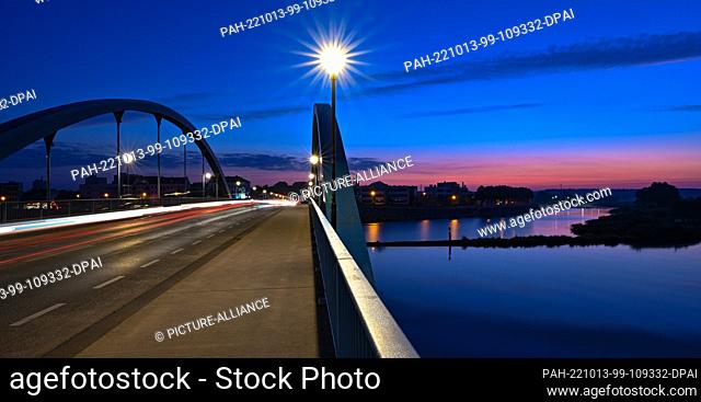 13 October 2022, Brandenburg, Frankfurt (Oder): Morning atmosphere at the border crossing Stadtbrücke with the German-Polish border river Oder