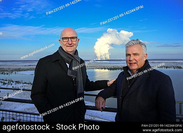 30 November 2023, Brandenburg, Cottbus: Dietmar Woidke (l, SPD), Minister President of Brandenburg, and Klaus Freytag (r)