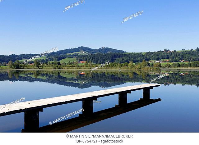Jetty on Haslacher See lake, Auersberg hill at back, Bernbeuren, Pfaffenwinkel region, Upper Bavaria, Bavaria, Germany