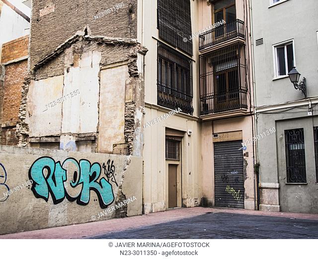 Corner with a dilapidated building on Avenida del Puerto, Valencia, Spain