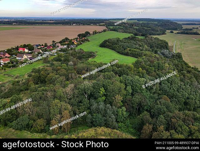 02 October 2021, Brandenburg, Klessin: A few houses stand in the small village of Klessin in the district of Märkisch-Oderland on the edge of the Oderbruch (r)