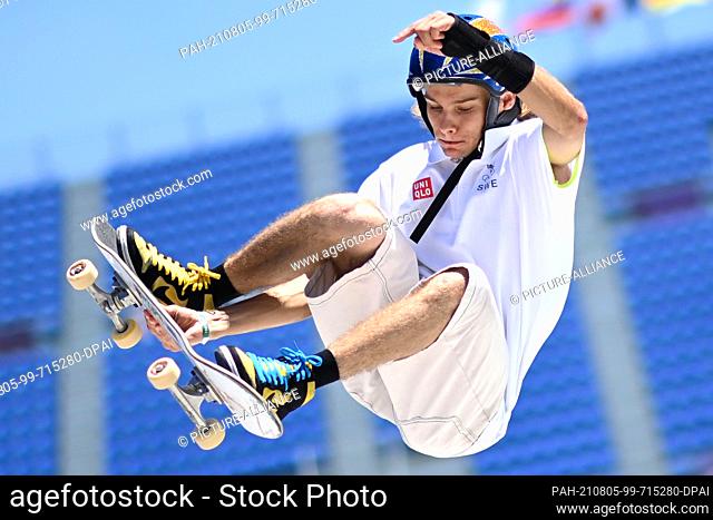 05 August 2021, Japan, Tokio: Skateboard: Olympics, Park, Men, Preliminary heat at Aomi Urban Sports Park. Oskar Rozenberg from Sweden in action