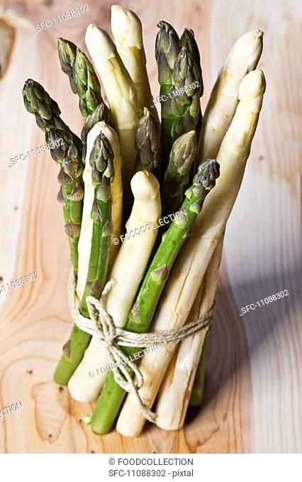 A bunch of green and white asparagus