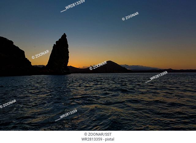 BARTOLOME ISLAND, VIEW OF PINNACLE ROCK, GALAPAGOS