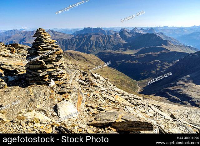 Steinmann auf dem Gipfel des Fanellhorns, Zervreila-Region, Valser Tal, Graubünden. Sicht hinunter ins Tal namens Peil. Über dem Peil im Schatten das Valser...