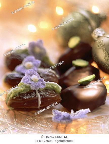 Pistachio dates (dates stuffed with pistachio marzipan, 1)