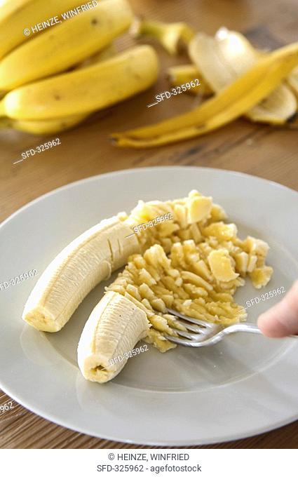 Mashing bananas with a fork